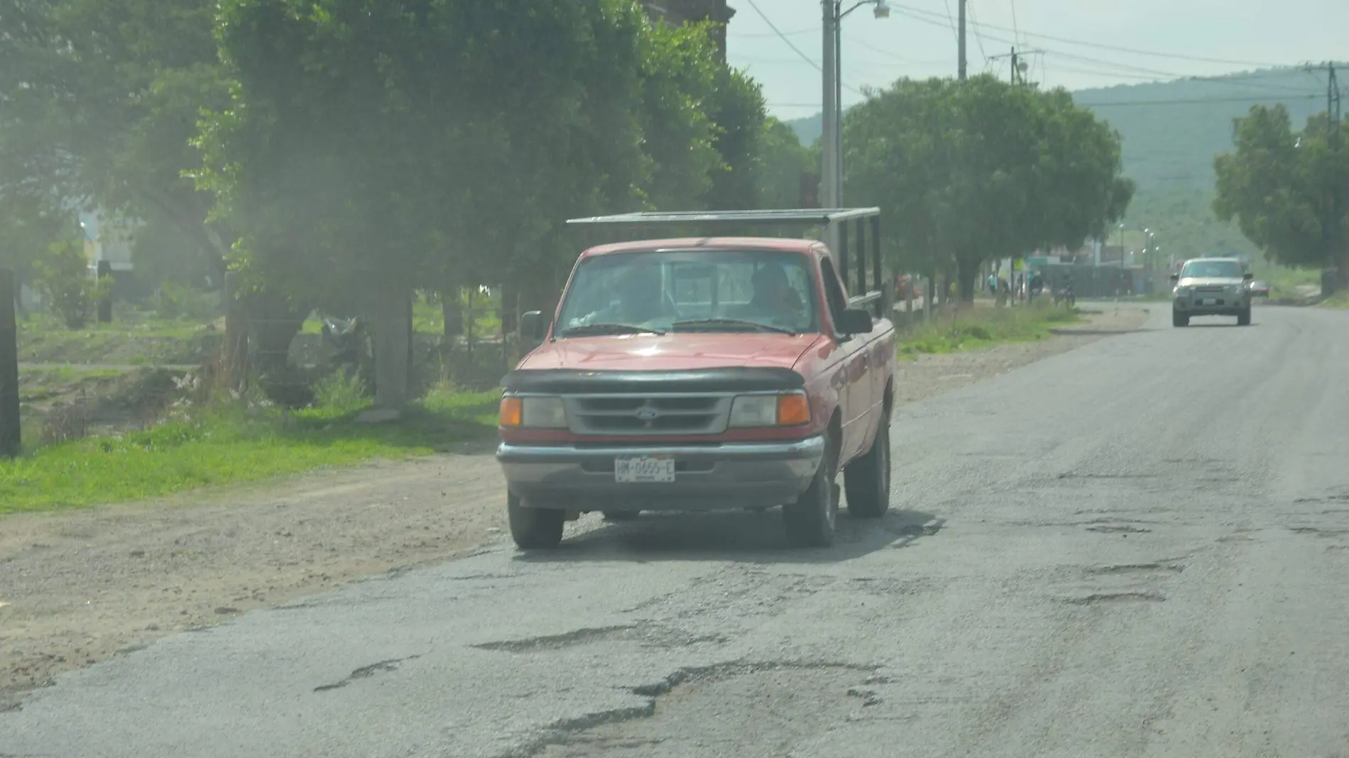 Los conductores que circulan sobre Avenida Universidad son los principales afectados por los baches.